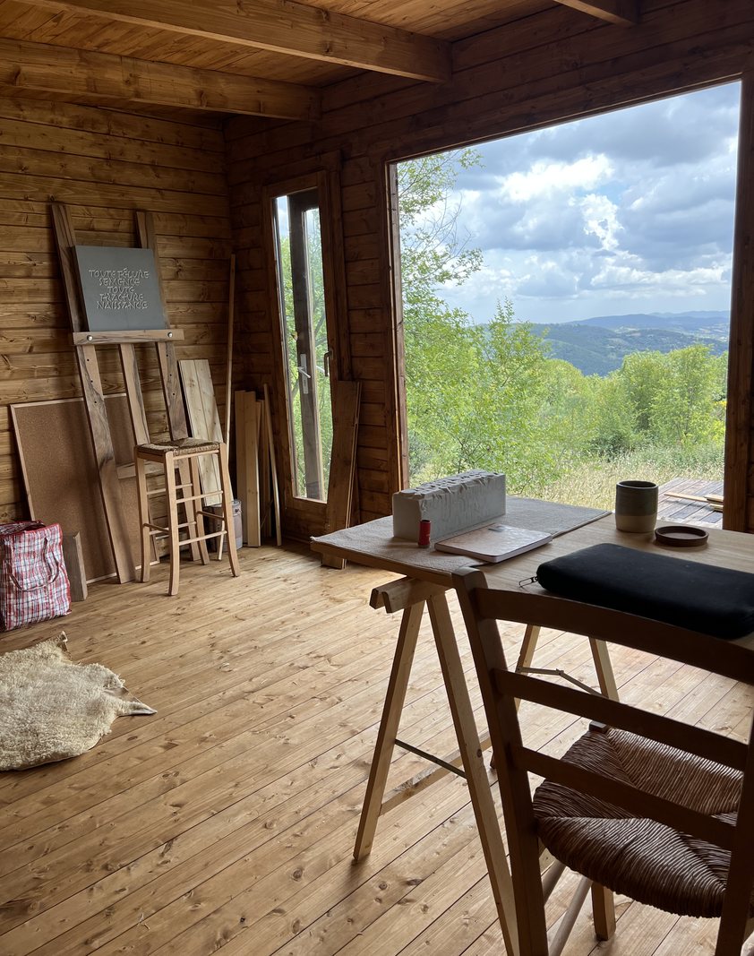 L’atelier : une cabane en bois ouverte sur le paysage