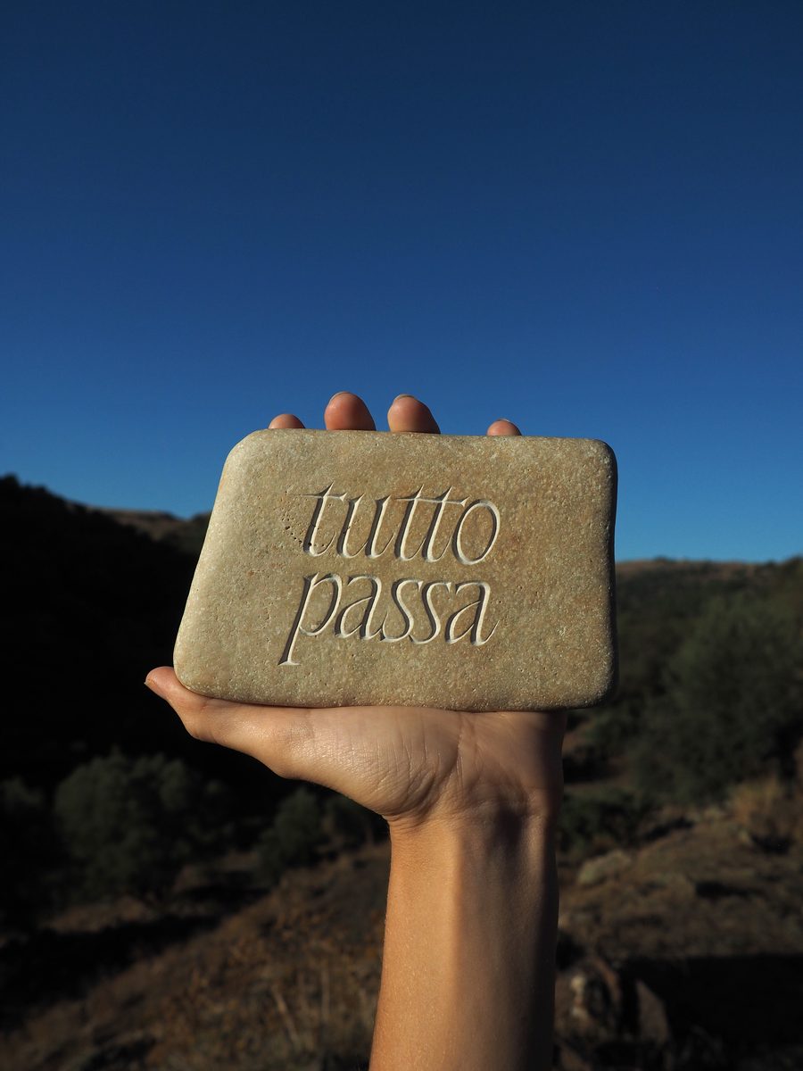 Tutto passa, pierre gravée